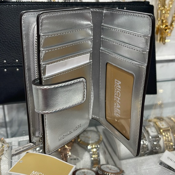 ХMichael Kors Medium Saffiano Leather Bifold Wallet 
Optic White Aeroplane
NWT - Picture 7 of 16